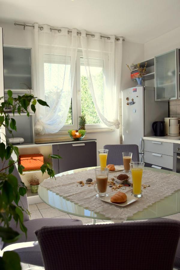 Apartment Marimar, Beachfront 1St Row Split Bagian luar foto
